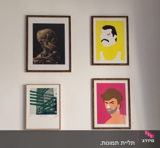 ארבע תמונות ממוסגרות תלויות על קיר לבן